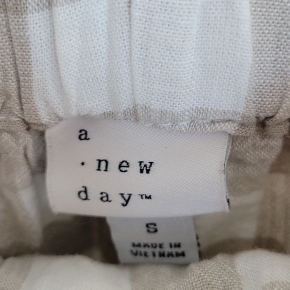 Fall Colors Tan Plaid Tie Front Shorts - Picture 3 of 4